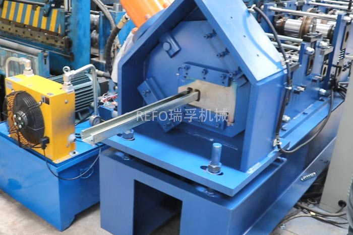 隔套换型C型钢机